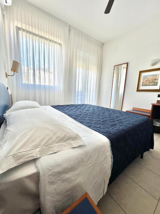 Hotel B&B Montecarlo มิลาโน แมริตทิมา ภายนอก รูปภาพ