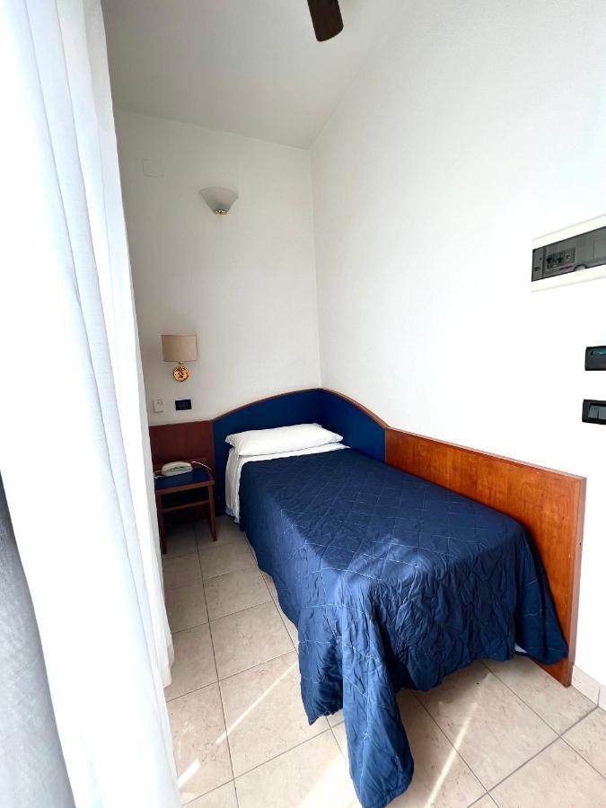 Hotel B&B Montecarlo มิลาโน แมริตทิมา ภายนอก รูปภาพ