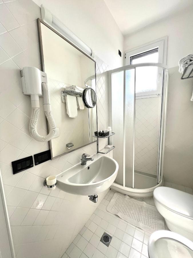 Hotel B&B Montecarlo มิลาโน แมริตทิมา ภายนอก รูปภาพ