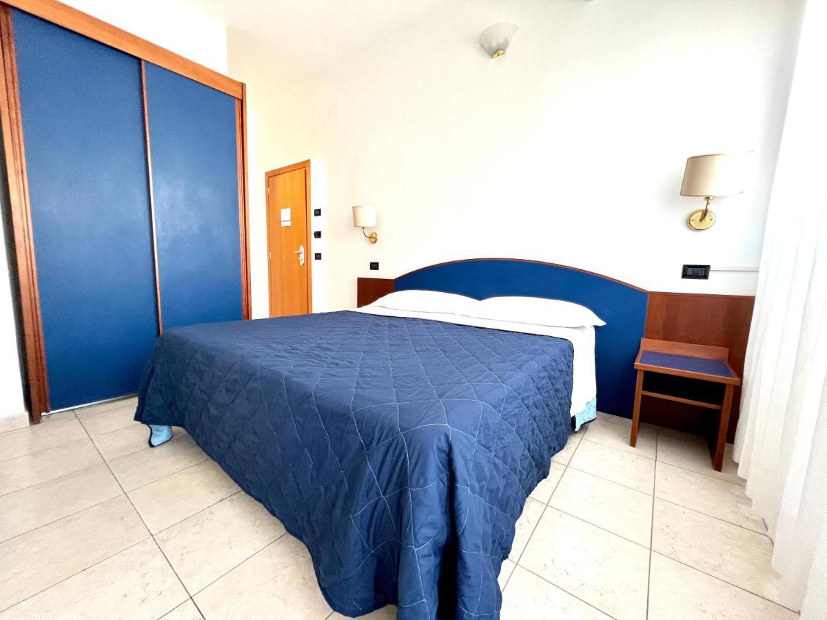 Hotel B&B Montecarlo มิลาโน แมริตทิมา ภายนอก รูปภาพ