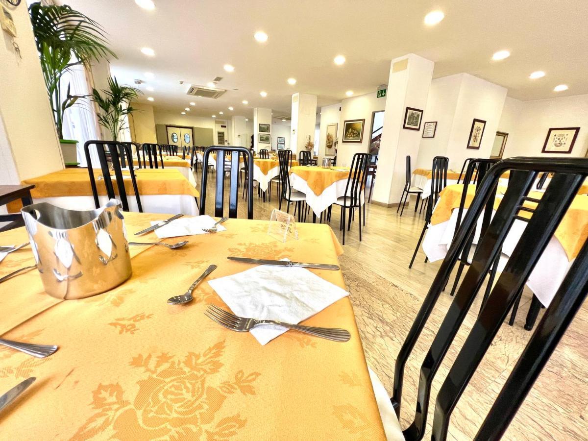 Hotel B&B Montecarlo มิลาโน แมริตทิมา ภายนอก รูปภาพ