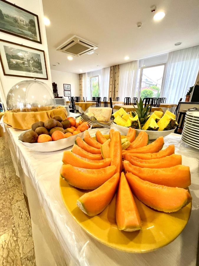 Hotel B&B Montecarlo มิลาโน แมริตทิมา ภายนอก รูปภาพ