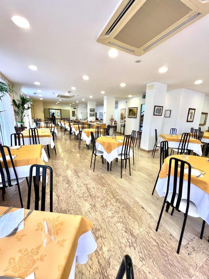 Hotel B&B Montecarlo มิลาโน แมริตทิมา ภายนอก รูปภาพ